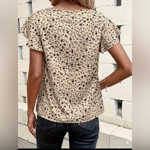 SUPER CUTE 🥰 Tan & Black Floral Print Blouse!! XL - Picture 2 of 16